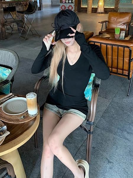 C03064 Straight Shoulder Fitted Waist V-Neck T-Shirt