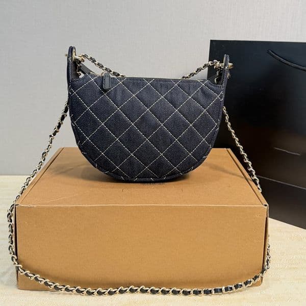 26p Retro Denim Half-Moon Wrist Bag Ladies Shoulder Bags White Checkered Stitching Gold Metal Matelasse Chain Calfskin Handle Luxury Handbag Crossbody Wallet 20cm