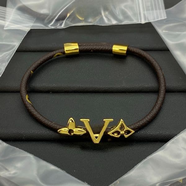 Elegant Leather Bracelet Designer Fashion Letter Charm Bracelet Wedding Jewelry Box Party Gift Bangles Jewelry for Women