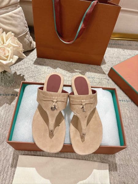 2026 Designer Suede Leather Flip Flops with Silk Sheep Skin - Various Colors Available 35-41 slippers sandals with box Silver button