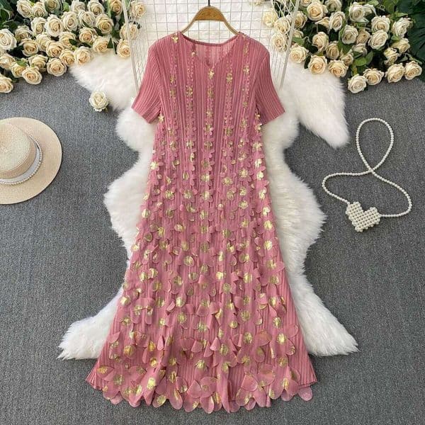 2026 designer women's V-neck pleated summer heavyweight gold three-dimensional flower design for age reduction and slimming long style