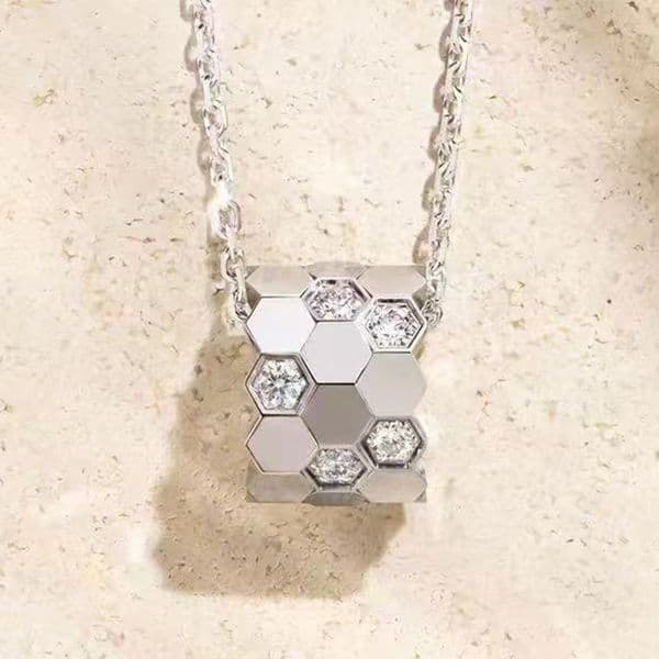 Silver necklace fashionable classic designer necklace women's honeycomb diamond pendant necklace simple style alloy necklace high-quality jewelry