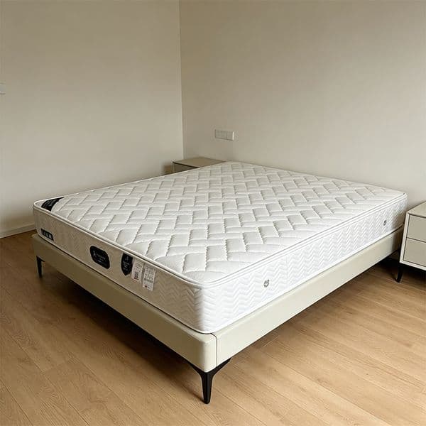 The white mattress is 23 centimeters thick and is made of natural materials, providing a comfortable experience.