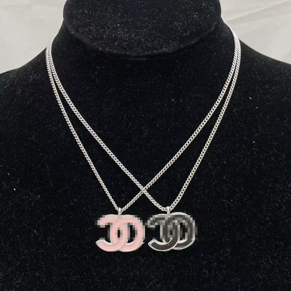 The designer has created this fashionable and versatile necklace for ladies, featuring a small charm necklace with a collar chain and a pendant,