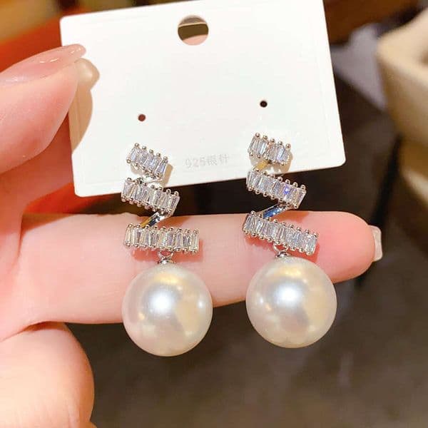 Designer needle light luxury style faux pearl zircon geometric stud earrings, ultra-shiny, exquisite, simple, versatile, elegant, high-end earrings for women