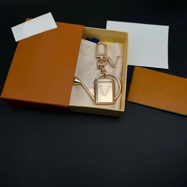 Keychains Water Luxury Bottle Letters Designers Keychain Car Key Chain Women Buckle Jewelry Keyring Bags Pendant