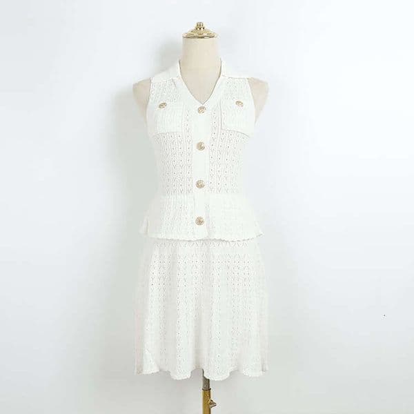 A10 Designer's mid length knitted dress for summer and autumn, sleeveless and foldable, with gold buttons at the waist and pleated hem at the hem