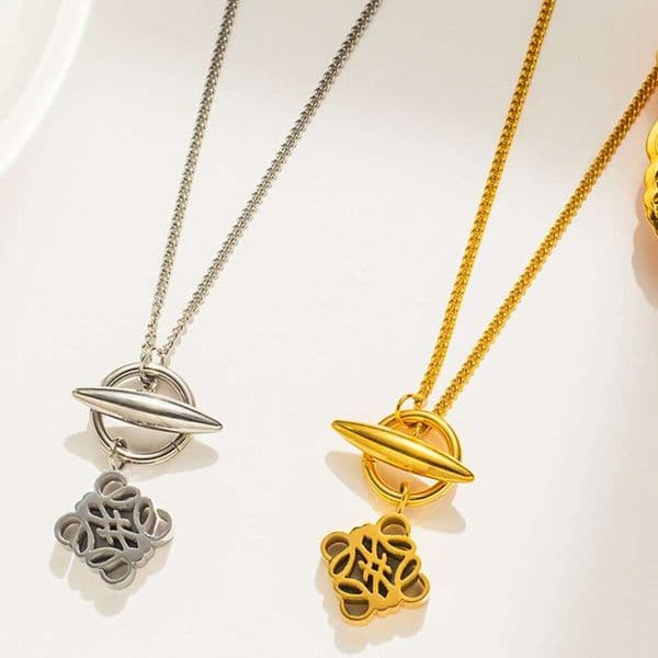 2026 Non-Fading Collarbone Chain Retro National Trend Hollow Window Flower Jewelry High-End Design Sense Light Luxury Niche Titanium Steel Necklace for Women