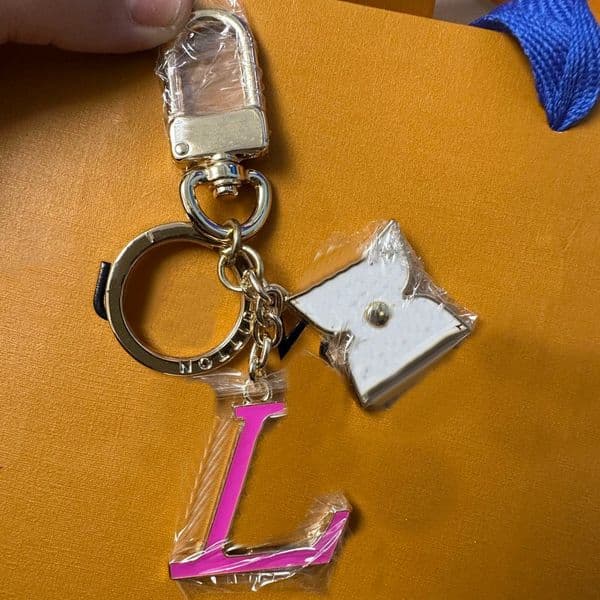 Designer Gold Tone Metal Keychains With Pink Enamel Letter And White Geometric Accent Elegant Gifts Accessory For Her