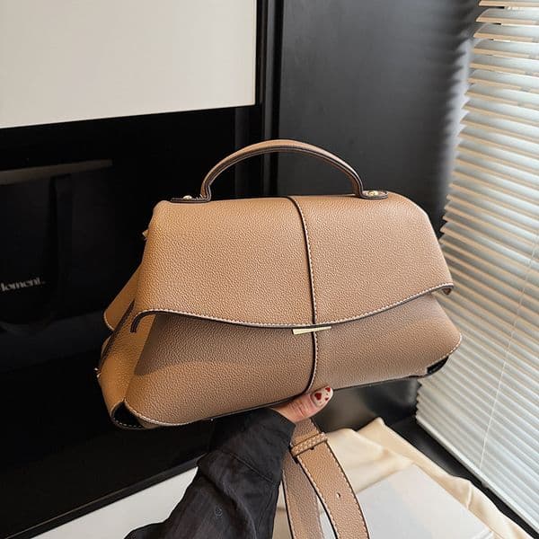 Fashionable retro versatile handbag for women, 2026 spring new model, niche style with high-end texture, shoulder and crossbody bag