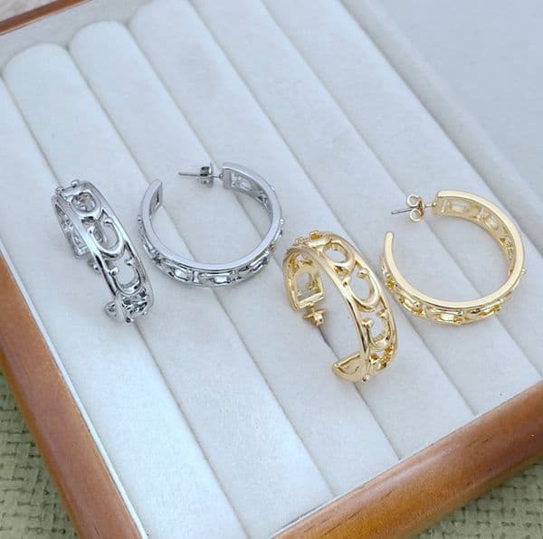 Coac Earings Designer C Earring For Woman Cherry Diamond Earring With A Cool Minimalist Aesthetic Featuring Letter U Design And Hollow Metal Accents