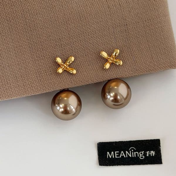 French-style light luxury champagne-colored pearl flower stud for women, simple, exquisite, fashionable, and versatile earrings