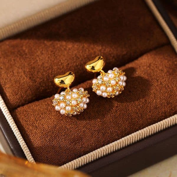 Designer lady's earrings French-style vintage pearl heart-shaped light luxury fashion temperament earrings, copper plated with real gold, S925 silver needle earrings
