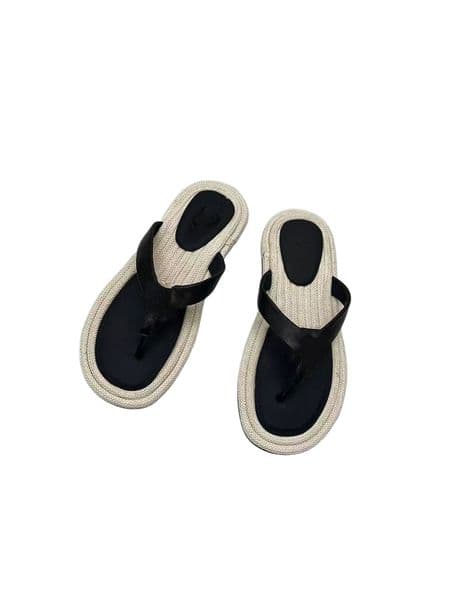 fashionable women's colorful sandals, flat slippers, and they come in sizes ranging from 34 to 41. They are also included in a gift box.