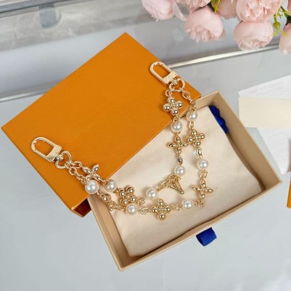 Luxury Designers Keychains Letters Diamonds Keychain Car Key Chain Women Buckle Jewelry Keyring Bags Pendant Gift