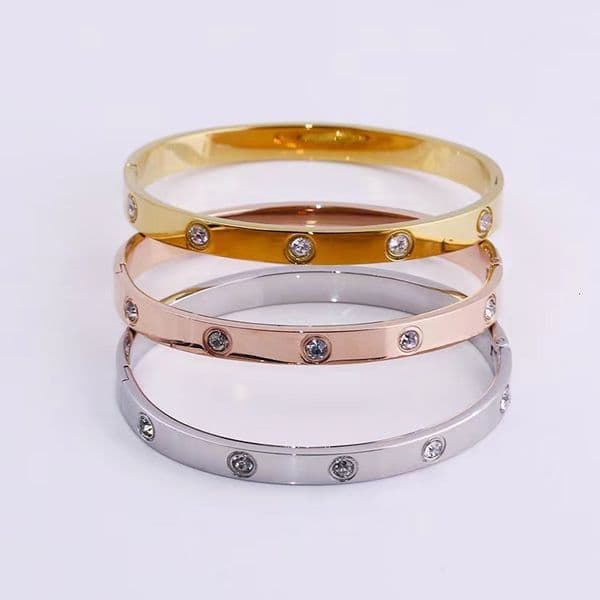 popular non-fading exquisite trendy bracelet with an ins-style fashion design. Luxurious and sophisticated titanium steel women's jewelry