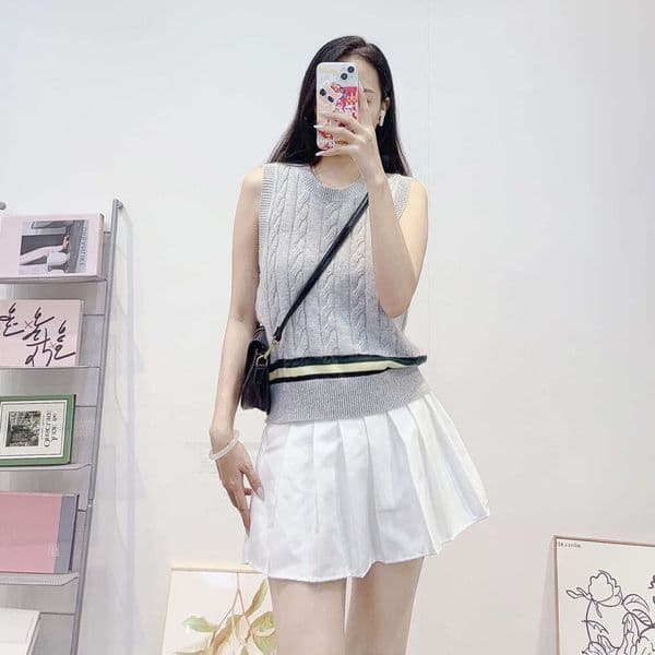2026 autumn designer French retro striped knitted round A16 neck pullover vest women's sleeveless sweater