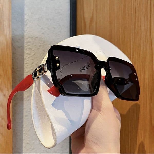 Free Shipping High Cost Performance Luxury Retro Square Sunglasses for Women Oversized Frame Red Temple Fashion Shades UV Protection
