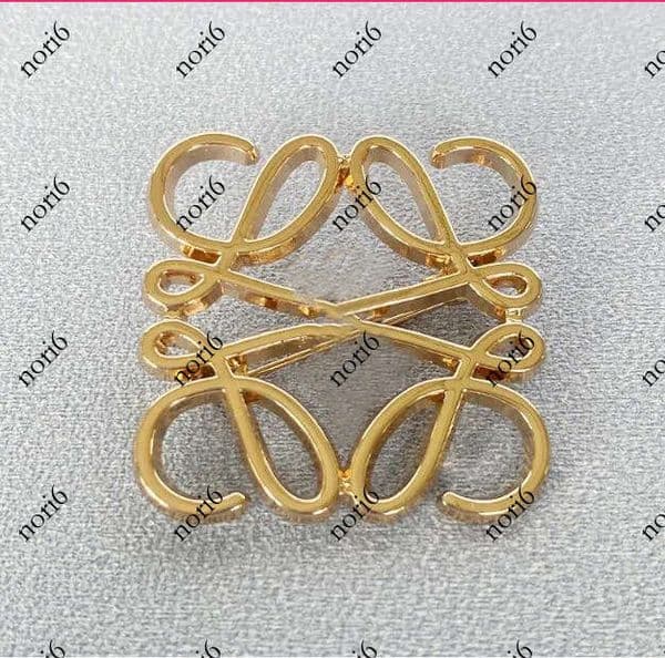 20style Classic Designer Brooches Letter 18K Gold Plated Hollow Jewelry Woman Mens Pearl Rhinestone Brooch Wedding Party Christm Gift