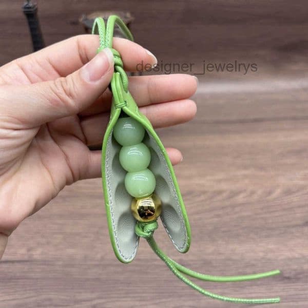 High quality designer keychain wallet pea key chain designer phone charm pendant lanyards bag charms designer exquisite key ring designer stylish accessory dd0133