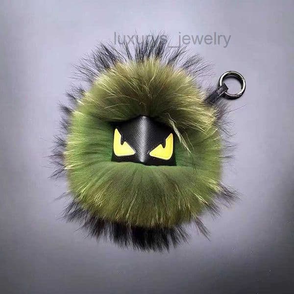 Little monster pendant for women DE LUXURO Fluffy Karl Genuine Raccoon Fur Pompom Monster Bags Bugs Charmeleta Plush Llave de llave de llave Pompom
