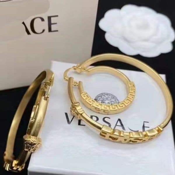 Stud designer earrings charm luxury jewelry for men women gold silver woman large circle minimalist high end niche design letter fashion versati