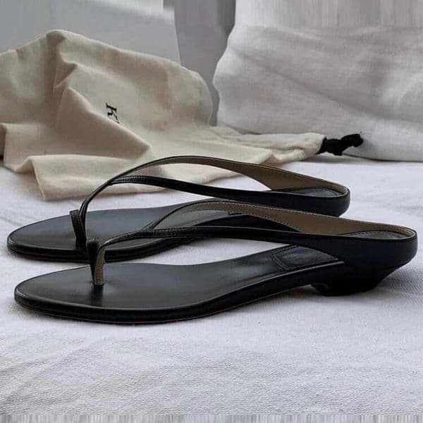 In-stock niche design low-heel flip-flops women, versatile open-toe thong sandals for designer sandals slippers summer 2025