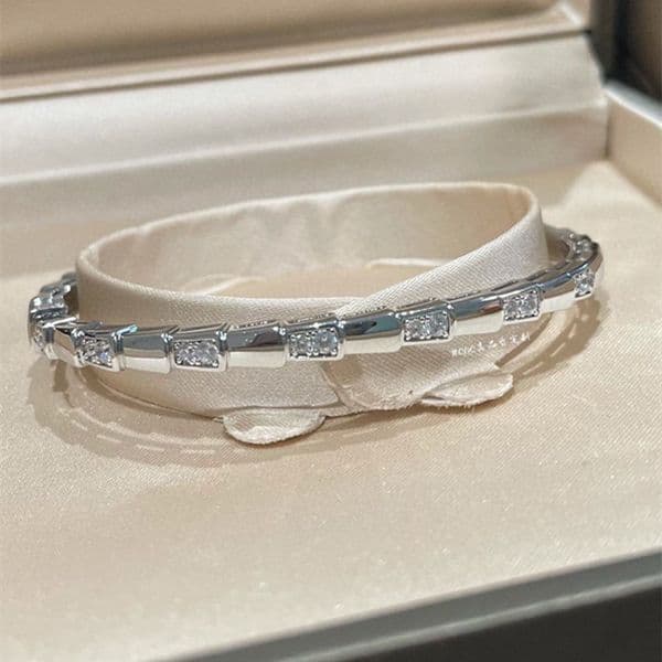 Premium Metallic Jewelry Piece A Dazzling Accessory from Elite Artisans