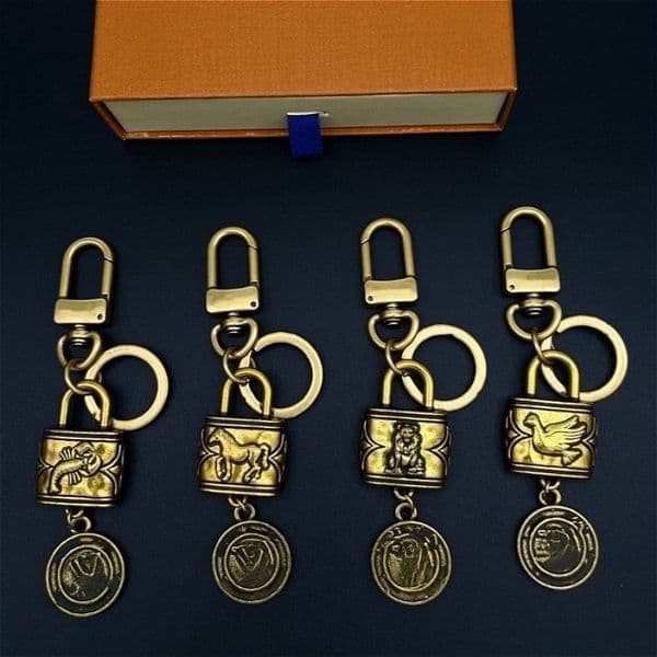 Vintage Metal Keychain Designer Bag Charm Antique Bronze Key Ring Unisex Fashion Car Key Holder Luxury Retro High Quality Hardware Accessories