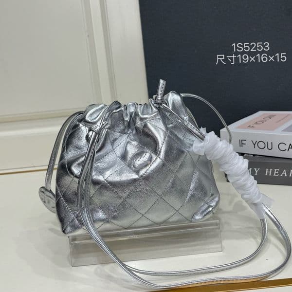 Luxury Designer Pouch Bag Quilted Lambskin Leather Drawstring Bucket Bag Mini Diamond Lattice Crossbody Shoulder Bag Women Fashion Cloud Clutch Purse 19cm