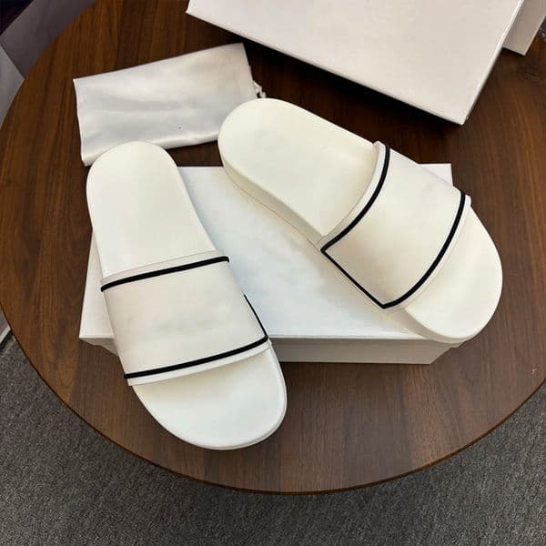 Lightweight Designer Slipper Men Comfortable Non Slip Indoor Outdoor Shoes Multi Color Cool Summer Slides Casual Fashion Soft Slides 1111