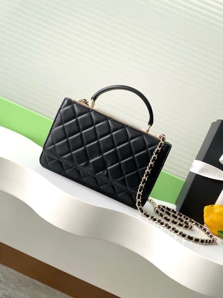 Chic Handcrafted Ladies' Luxury Tote Accented by Timeless Craftsmanship & Versatile Design