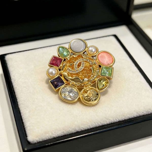 New style small -inspired lava letter brooch, vintage charm, fashionable and unique, high-end feel, cross-border bestseller