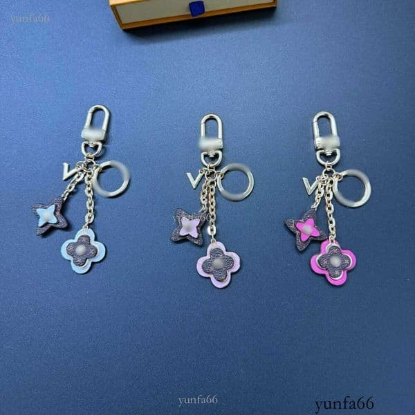 Designer Keychain Floral Print Leather Charm for Ladies Fashionable cross-border accessories, trendy brand metal pendants, new L