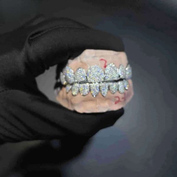 2024Pendant Necklaces Custom Made Dental Grills Iced Out Sterg Sier Real Gold Jewelry Zigzag Setting VVS Moissanite Dias Teeth Grillz