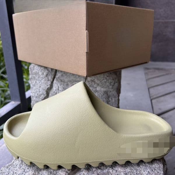 2026 New Designer Pure Original Embossed Thick and Comfortable Suitable for Couples Indoor and Outdoor Lips Walking Shoes Vacation Shoes