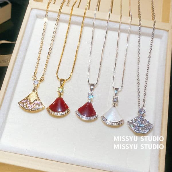 Luxury Designer Jewelry Women Necklace Chinese Romantic Style Sparkling Diamond Zircon Fan Shaped Pendant Necklace Luxurious And Sophisticated Clavicle Chain A