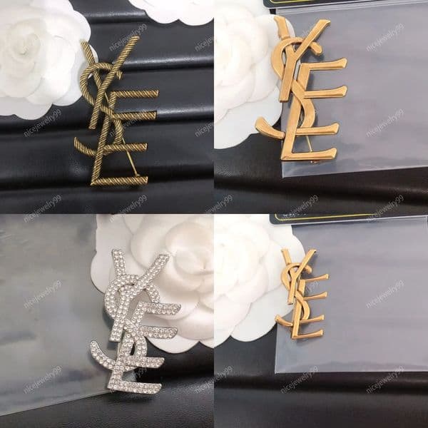 Crystal Pins Brooches Correct Designer Women Pearl Stamp Letter Sweater Cape Buckle Brooch Suit Pin Fashionable Jewelry for Romantic Gifts
