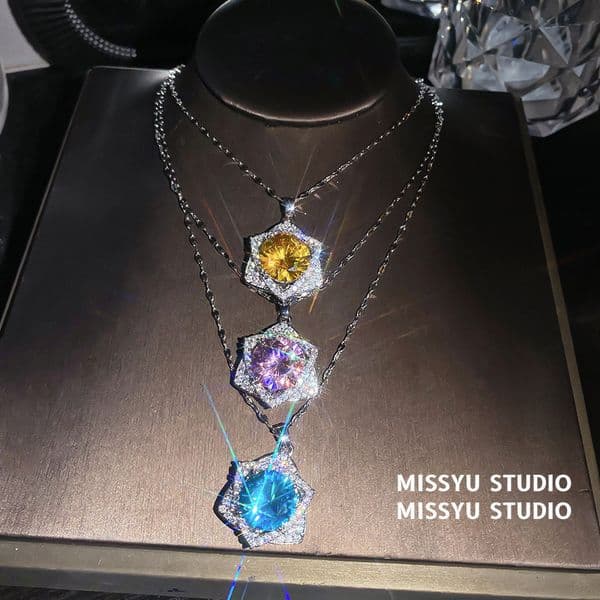 Luxury Designer Jewelry Women Palace Style Exquisite Ultra-shiny Zircon Star Shaped Round Necklace Light Luxury Niche Collarbone Chain Necklace