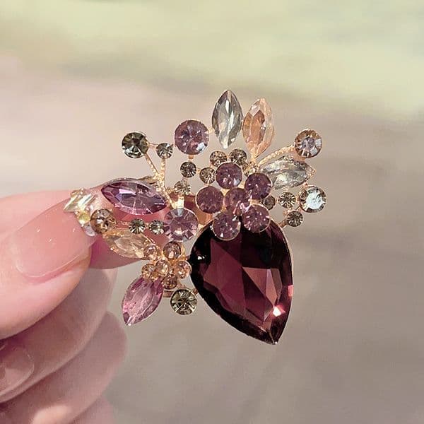 New European and American style high-end floral brooch for women, niche luxury crystal brooch, suit jacket pin accessory