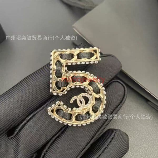 channels broche designer cc brooch Womens Fashionable Brooch with Leather Cord and Diamonds