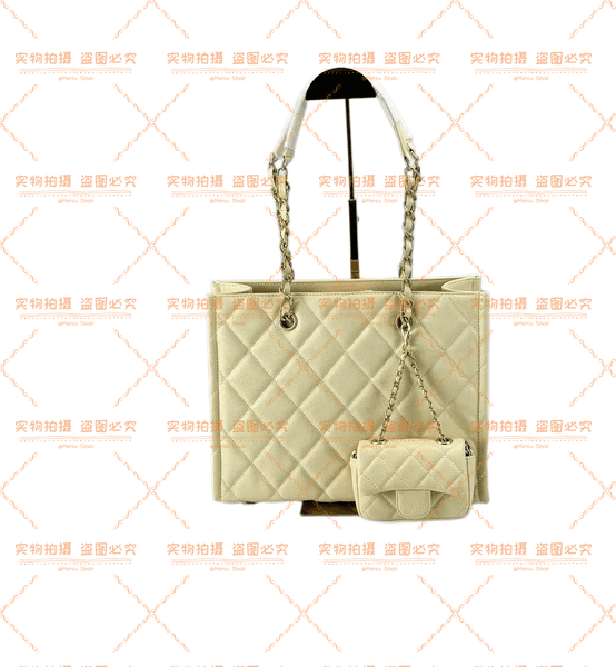 Versatile Chic Leather Tote for Him & Her - Durable Material w/ Stylish Faux Fur Detailing