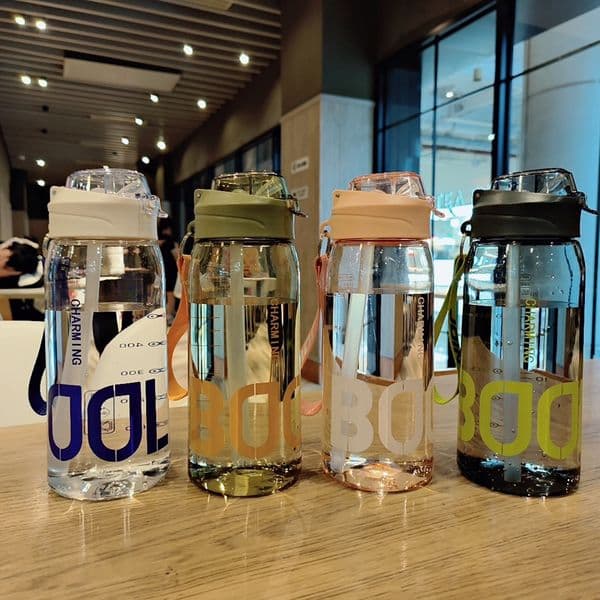 800ml High Temperature Resistant Sports Plastic Water Bottle with Scale Straw and Lanyard