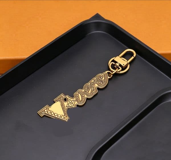 High Quality Keychain Vintage Carving Letter Luxury Designer Car Keyring Zinc Alloy Letter Unisex Lanyard