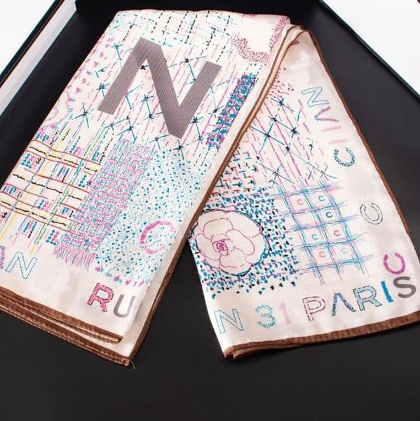 24style Classic Women's Designer Silk Scarf with Letter Pattern Shawl Square Scarf Women's Fashion Accessories 90X90CM