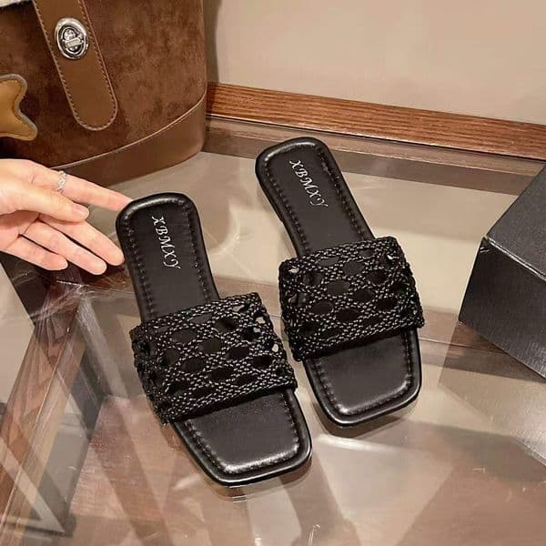 2026 Summer perforated slippers with comfortable soft soles lightweight stylish suitable for all occasions perfect for casual wear