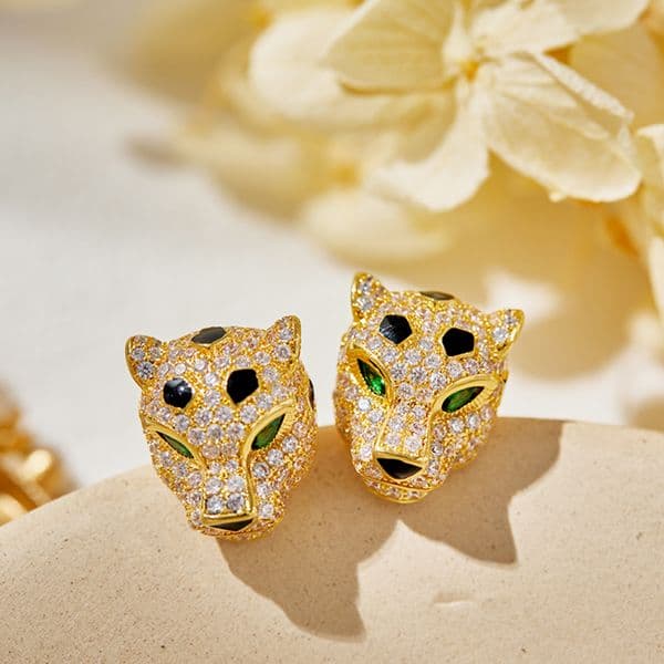 The new leopard head necklace and ear stud set, plated with 18K gold and set with 3A zirconia, presents a minimalist and high-end style, suitable for daily wear.