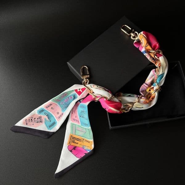 Luxury Designer Keychain Bag Charm Unisex Lanyard Gold Chain Car Keyring Women Handbag Pendant Silk Keychain Fashion Exquisite Gift