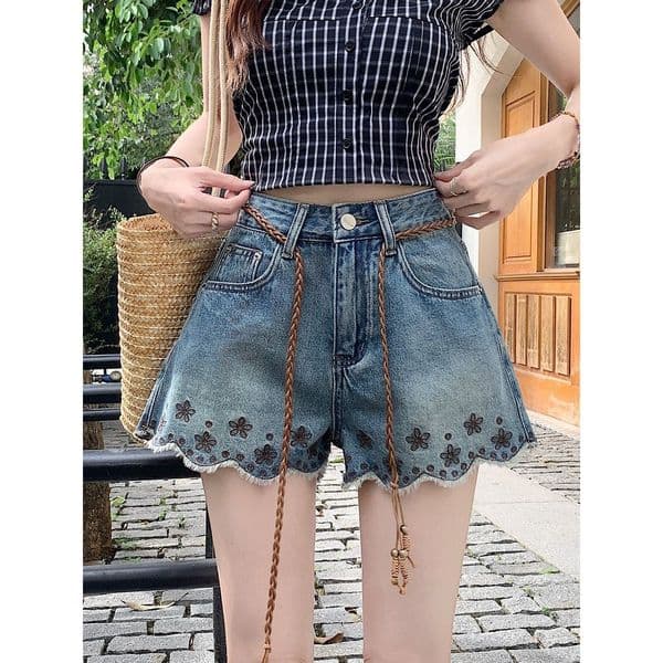 Summer New Designer Luxury Women's Designer Denim Shorts Retro Style Sexy Spicy Girl Fashionable Embroidery High Waist Loose Fit Straight Leg Wide Leg Pants