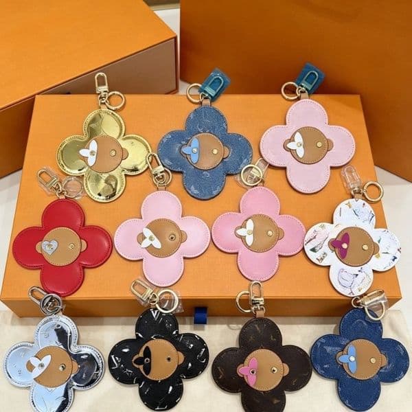 Designer Sunflower Keychain Men Women's Luxury Bag Charm Leather Stainless Steel Car Keychain Key Rings Couple Bag Pendant Premium Gift